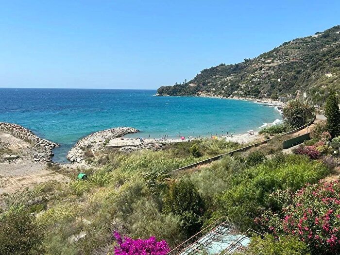 Appartamento quadrilocale in vendita in Via Aurelia Ponente Ospedaletti, Ospedaletti