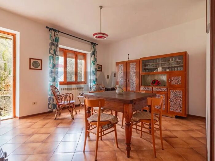 Appartamento con 5 locali in vendita in Vico Consorti, Semproniano