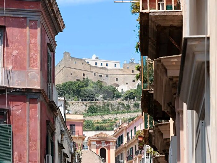 Appartamento con 5 locali in vendita in Via Santa Caterina da Siena, Napoli