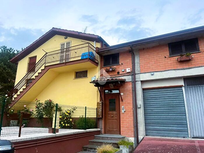 Appartamento con 6 locali in vendita in Via Madonna del Ponte, Gubbio