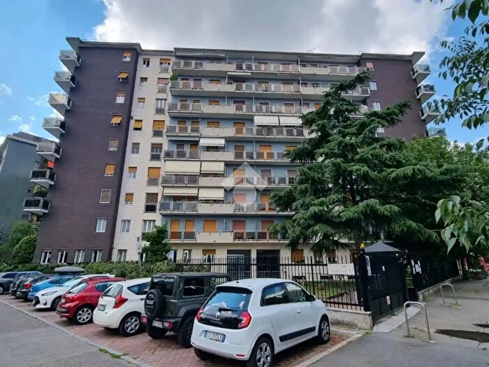 Appartamento trilocale in affitto in Via Alfonso Capecelatro, Milano