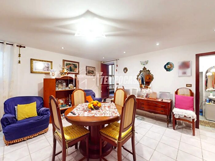 Appartamento con 5 locali in vendita in Treiso