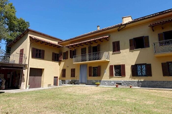 Casa con 12 locali in vendita in Via Umberto I, San Marzano Oliveto