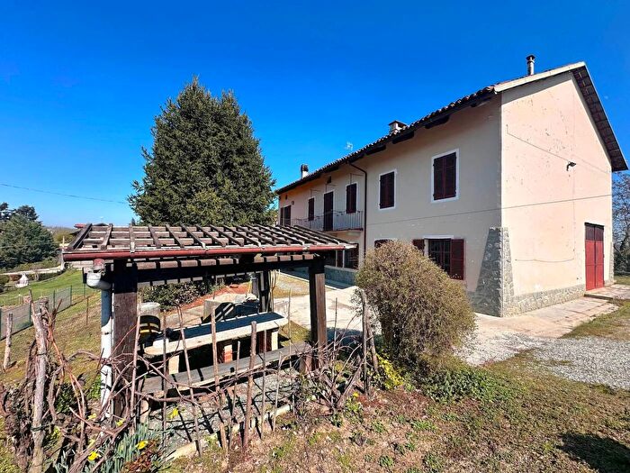 Casa con 5 locali in vendita in Strada San Michele Bra, Bra