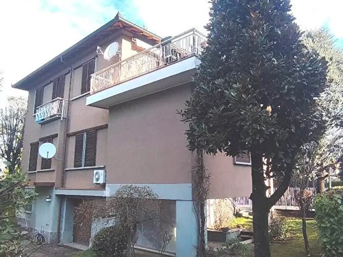 Casa con 12 locali in vendita in Broni