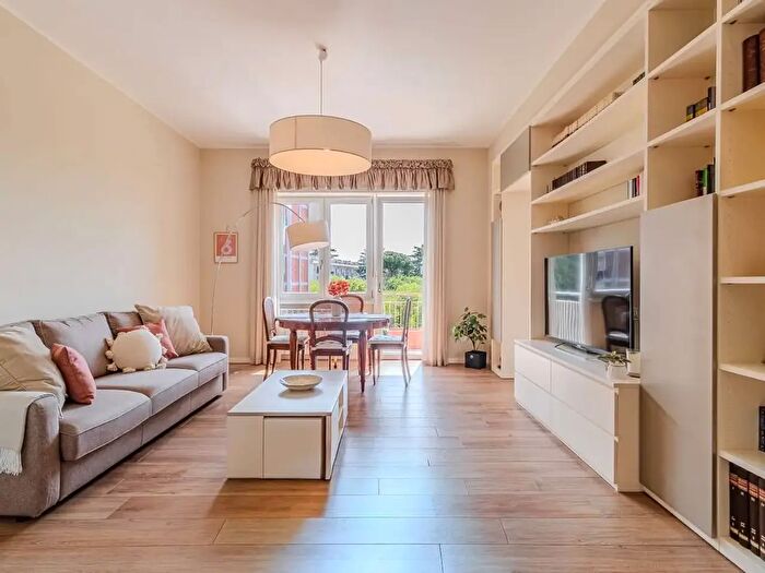 Appartamento trilocale in vendita in Via Sarnano, Roma