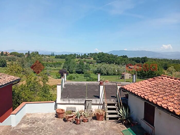 Casa con 5 locali in vendita in Via del Poggetto, Capannori