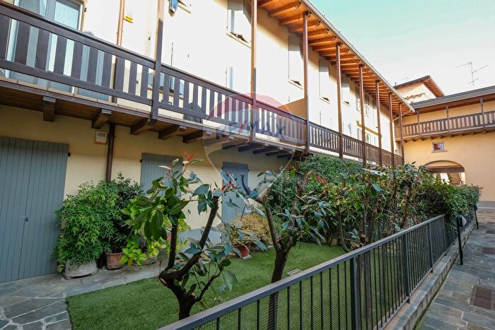 Appartamento trilocale in vendita in Via Roma, Valbrembo