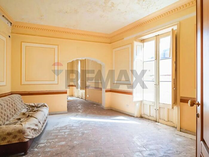 Casa con 10 locali in vendita in Bronte