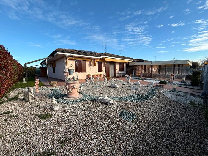 Casa quadrilocale in vendita in Poggio Rusco