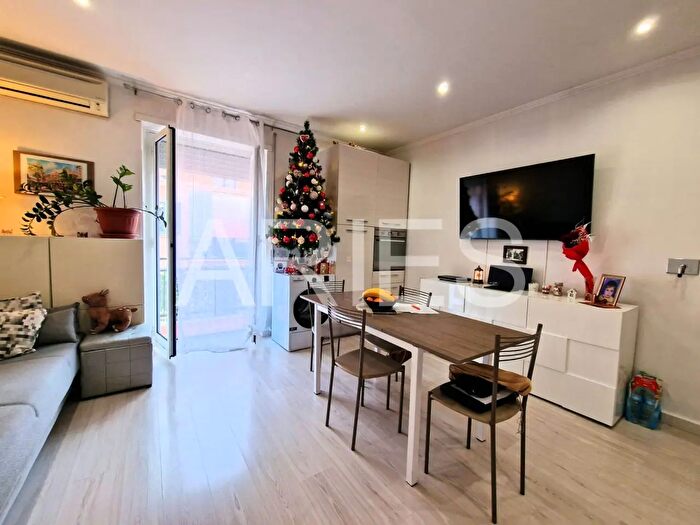 Appartamento trilocale in vendita in Via Castiglione della Pescaia, Roma