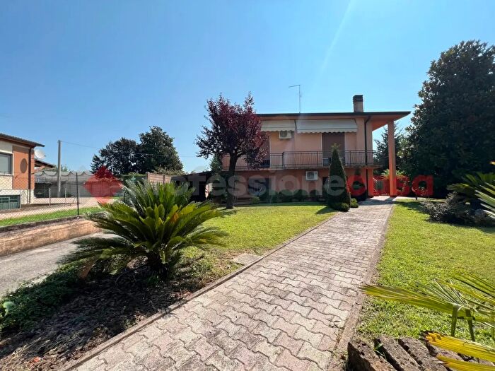 Casa con 6 locali in vendita in Via Villafontana, Bovolone