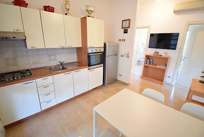 Appartamento trilocale in vendita in Via Villenuove, Diano Marina