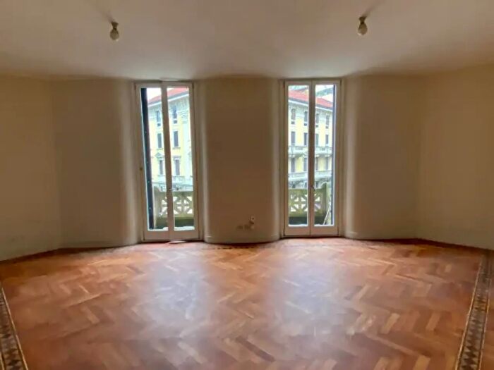 Appartamento con 5 locali in affitto in Via San Gregorio, Milano