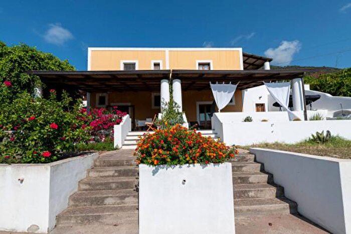 Casa trilocale in vendita in Via Umberto I, Santa Marina Salina