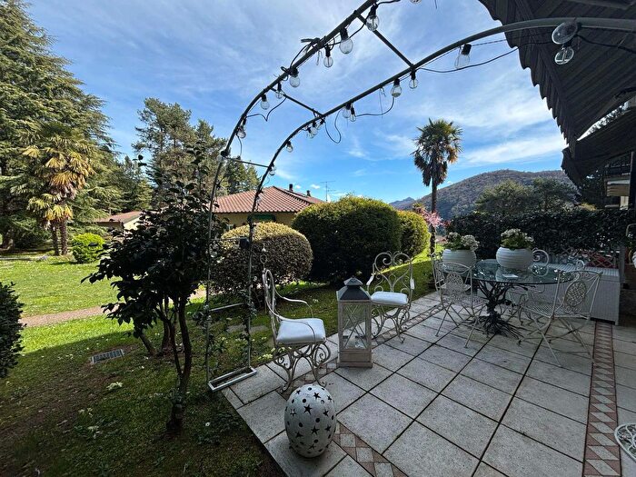 Appartamento con 6 locali in vendita in Lavena Ponte Tresa