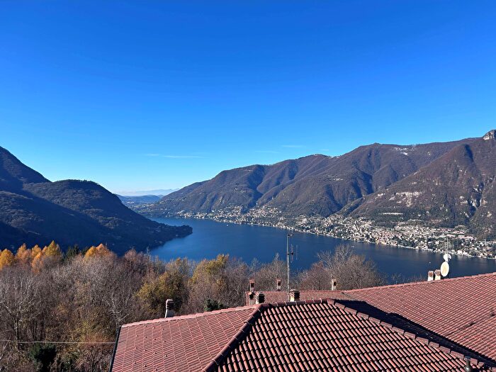 Appartamento con 8 locali in vendita in Faggeto Lario