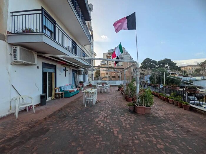 Appartamento con 5 locali in vendita in Via Vulpi, Palermo