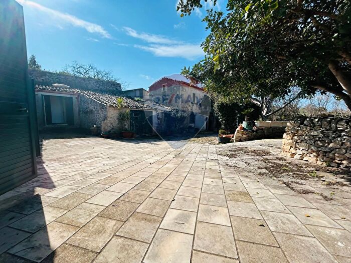 Casa con 14 locali in vendita in Contrada Cifali, Chiaramonte Gulfi