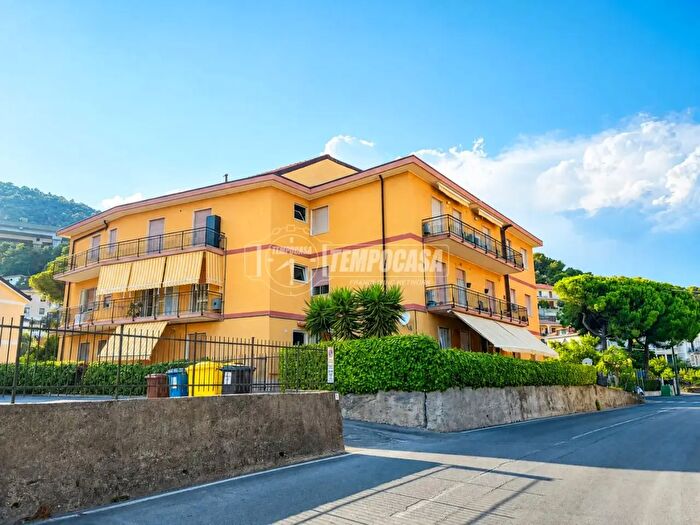 Appartamento trilocale in vendita in Via del Poggio, Andora