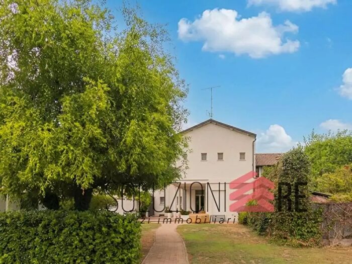 Casa con 6 locali in vendita in Via Terdobbiate, Novara