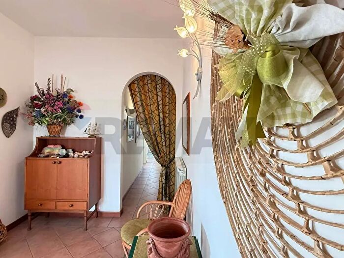 Appartamento con 6 locali in vendita in Camaiore