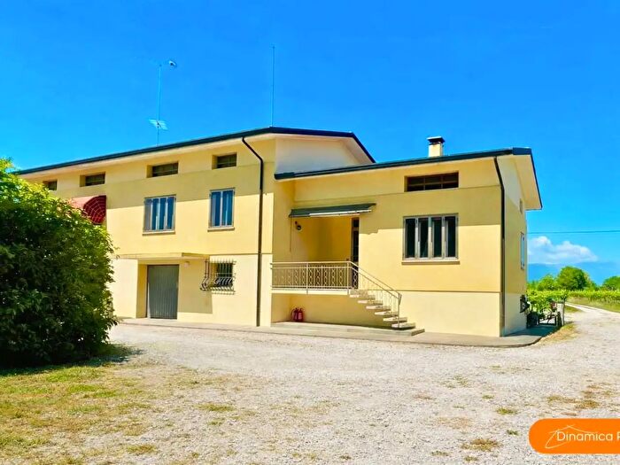 Casa con 5 locali in vendita in Codogne