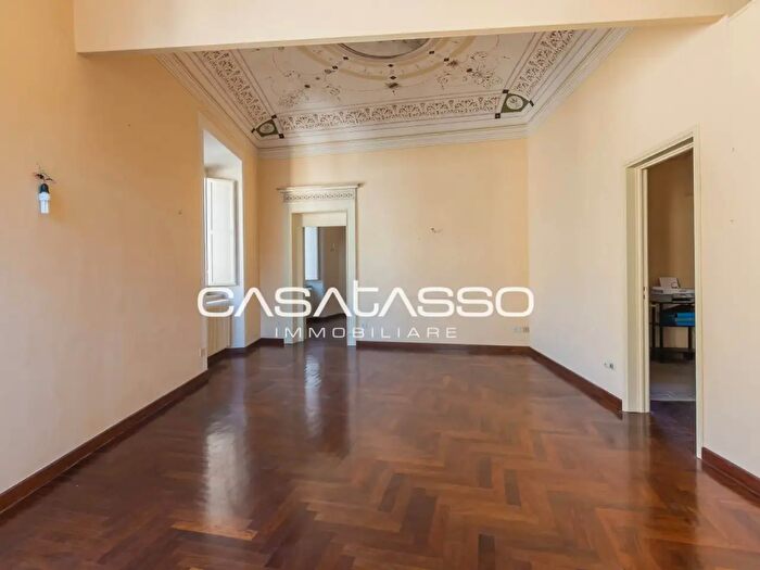 Appartamento quadrilocale in vendita in Via Crescimbeni, Macerata