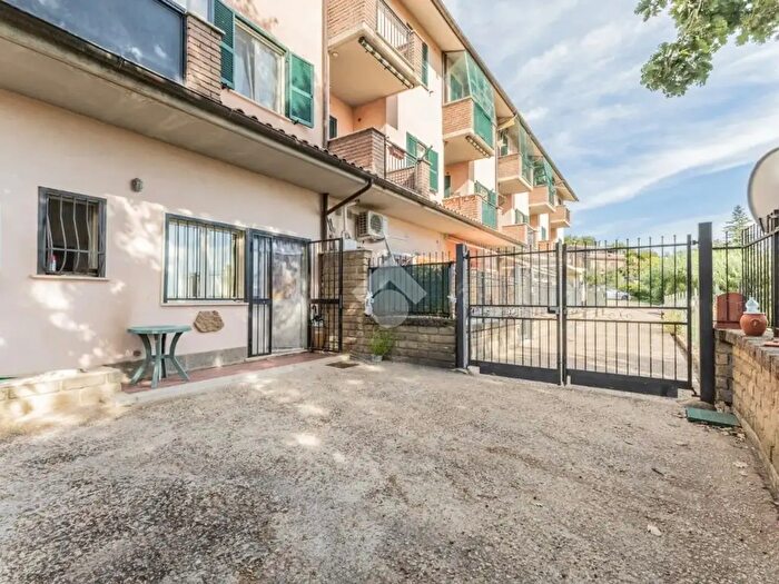 Appartamento trilocale in vendita in Via Rimessa Roghi, Canale Monterano
