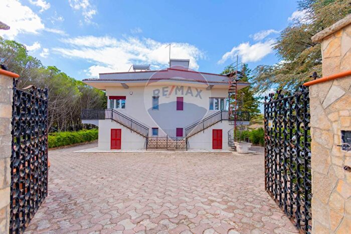 Casa con 11 locali in vendita in Via San Domenico a, Martina Franca