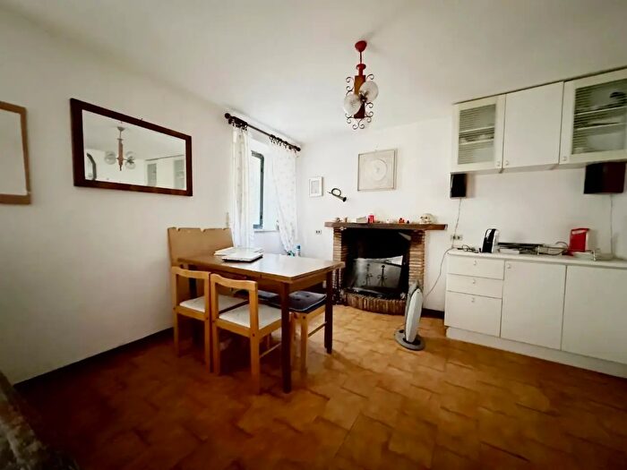 Casa con 10 locali in vendita in Villa Basilica