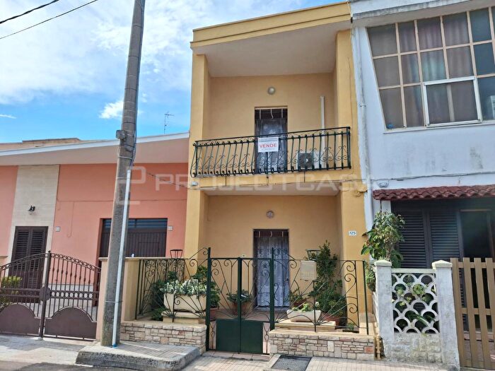 Casa con 8 locali in vendita in Via Zara, Palmariggi