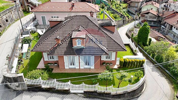 Casa con 9 locali in vendita in Via IV Novembre, Coggiola