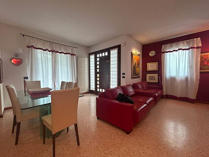 Casa quadrilocale in affitto in Via Concordia, Centro, Rosà