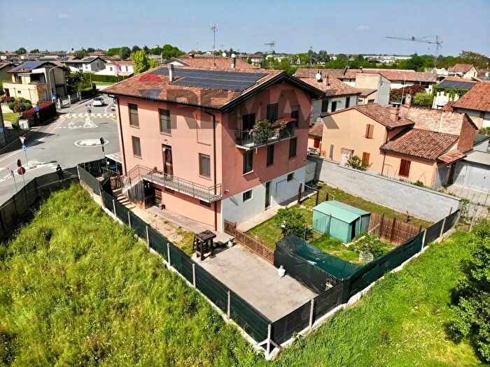 Casa con 8 locali in vendita in Via Don Luigi Sterzi, Castelvetro Piacentino