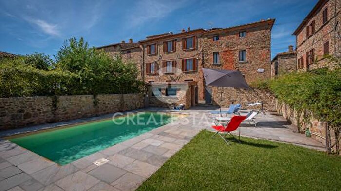 Casa con 6 locali in vendita in Via Montegrappa, Sinalunga