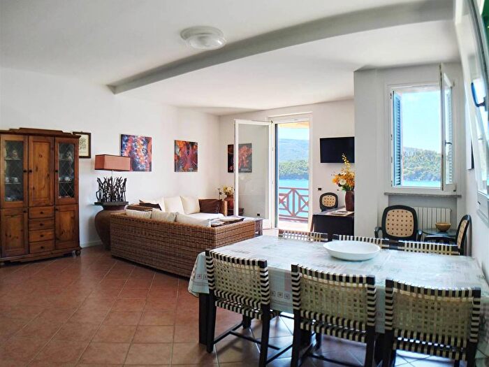 Appartamento con 6 locali in vendita in Porto Azzurro