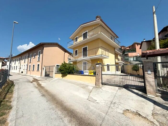 Appartamento trilocale in vendita in Via Montagnino, L'Aquila