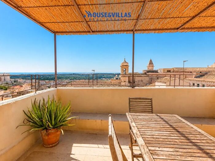 Appartamento con 5 locali in vendita in Via Camillo Benso Conte di Cavour, Noto
