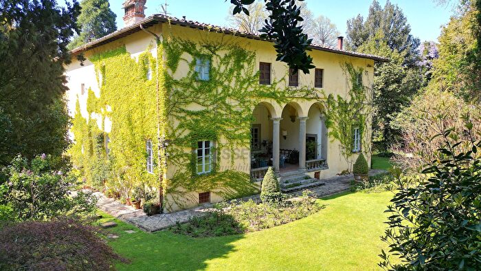 Casa con 20 locali in vendita in Via di Vorno, Capannori