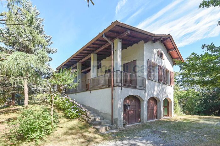 Casa quadrilocale in vendita in Imbersago