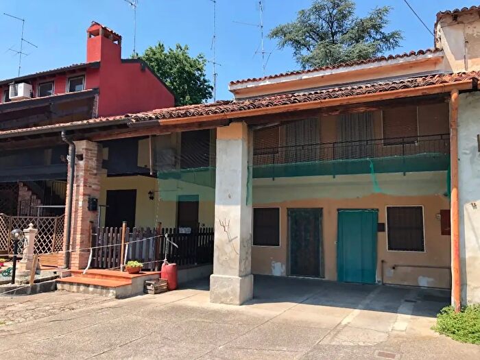Casa con 6 locali in vendita in Via Barzoni, Palazzo Pignano