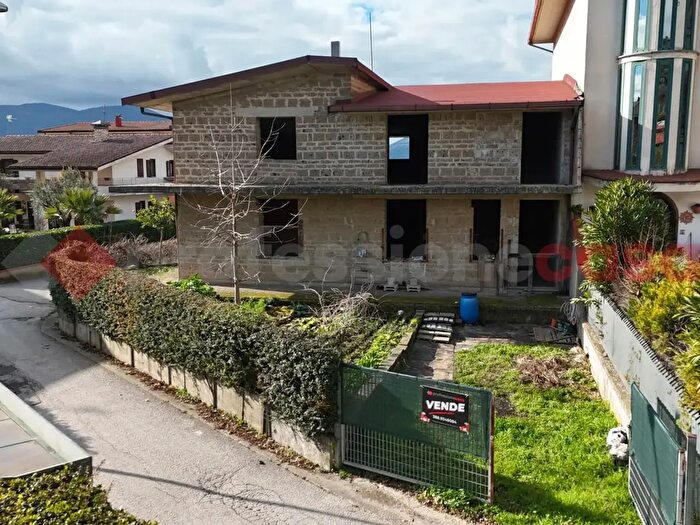 Casa con 8 locali in vendita in Via Francesco Flora, Montesarchio