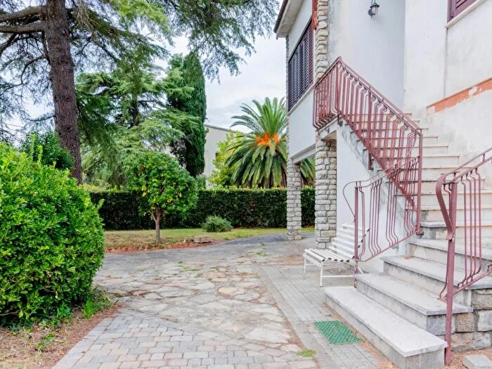Casa con 9 locali in vendita in Cascina