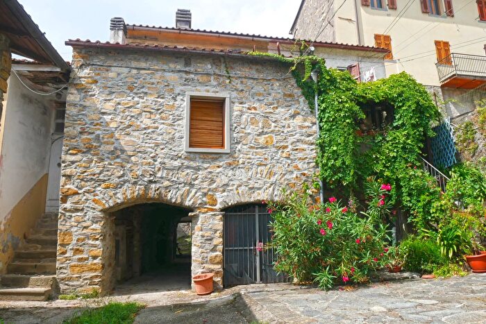 Casa con 6 locali in vendita in Fivizzano