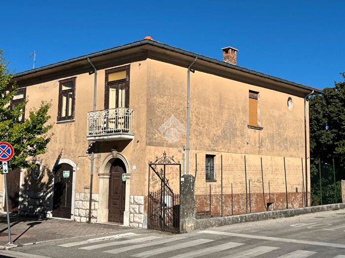 Casa con 6 locali in vendita in Viale Rimembranza, Volturara Irpina