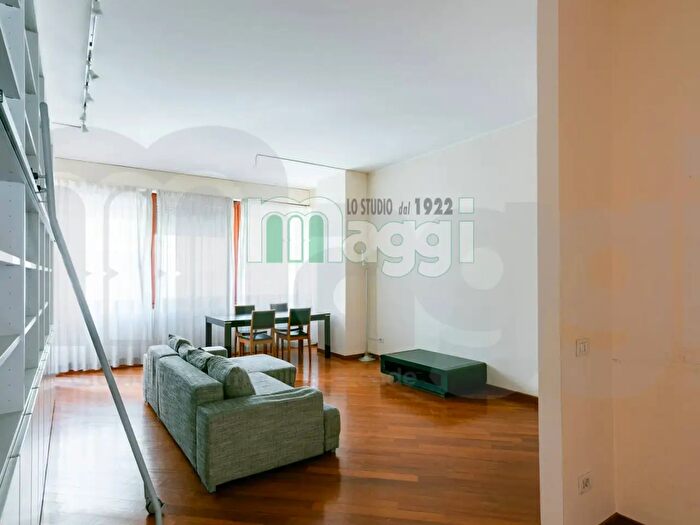 Appartamento quadrilocale in vendita in Via Vittor Pisani, Milano
