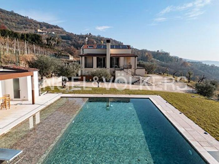 Casa con 6 locali in vendita in Ronca