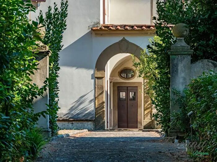 Casa con 15 locali in vendita in Firenze