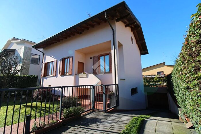 Casa quadrilocale in vendita in Via G Rossini, Arcore